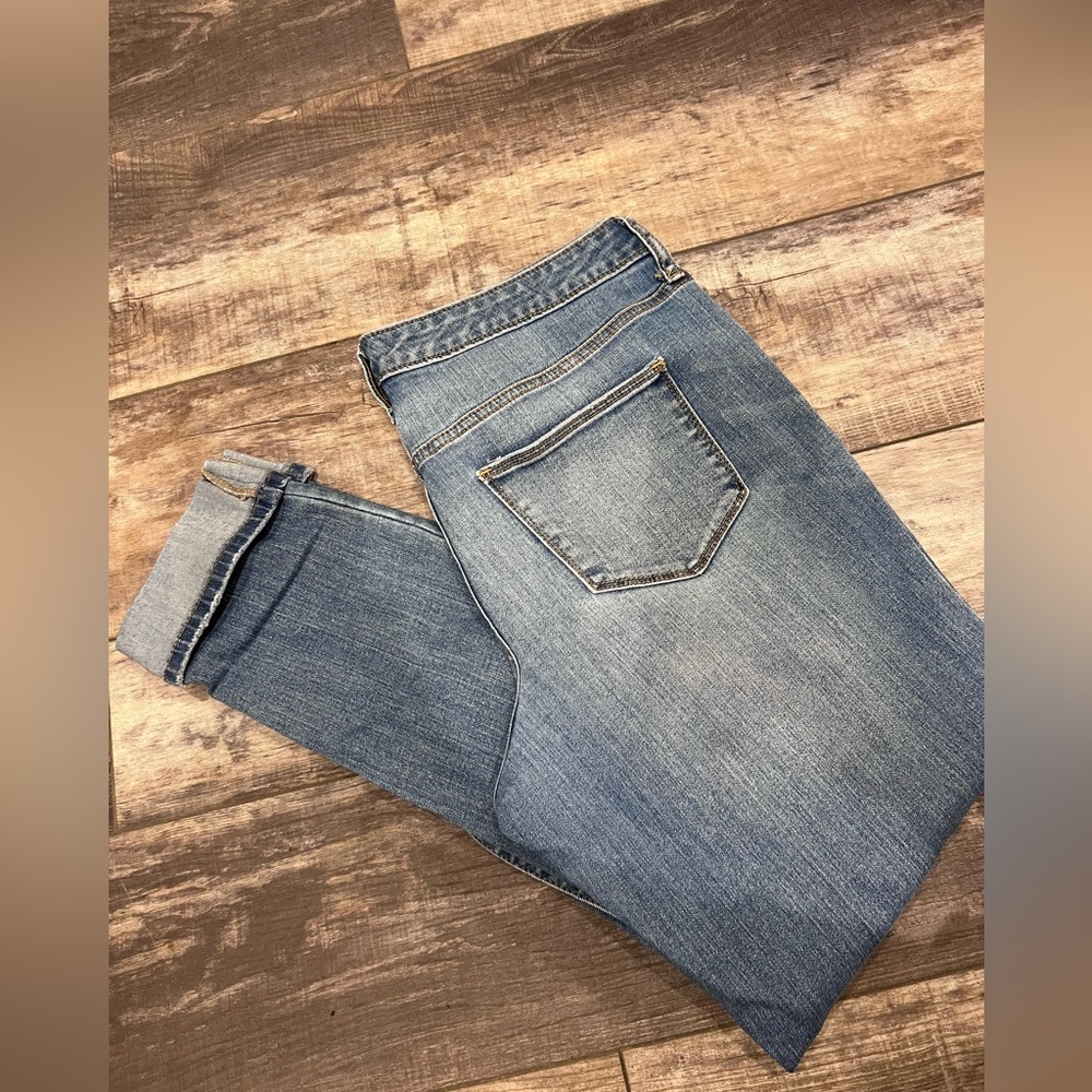 Universal Thread Women’s Light Blue Distressed Denim Jeans